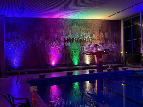 Stimmungsvolles Licht im Schwimmbad